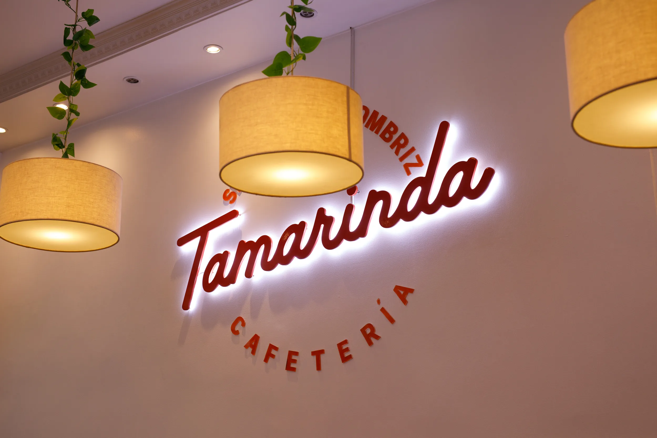 Letrero iluminado de Tamarinda dentro de la cafetería en La Carolina