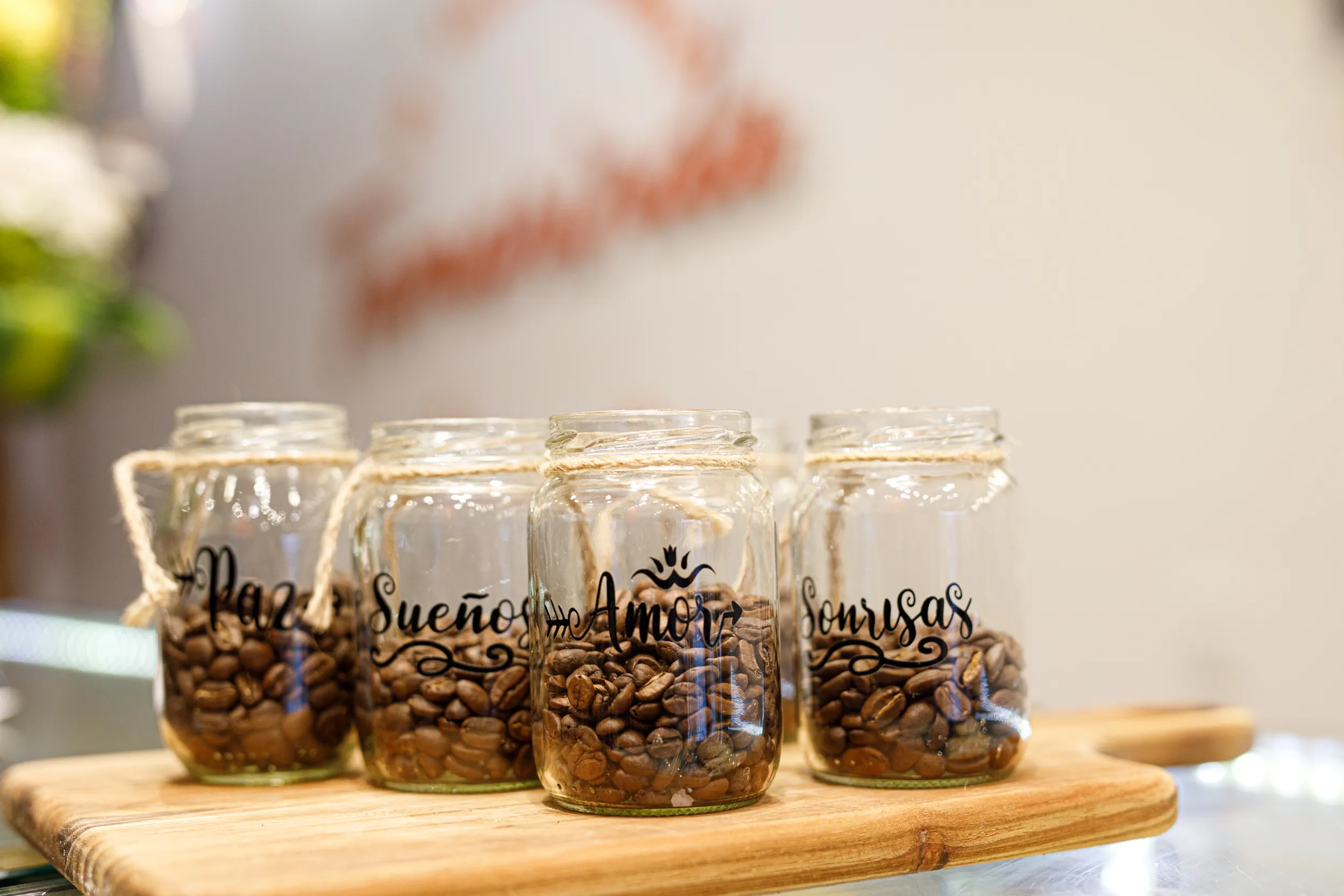 Frascos de café con palabras de la marca Tamarinda en Quito
