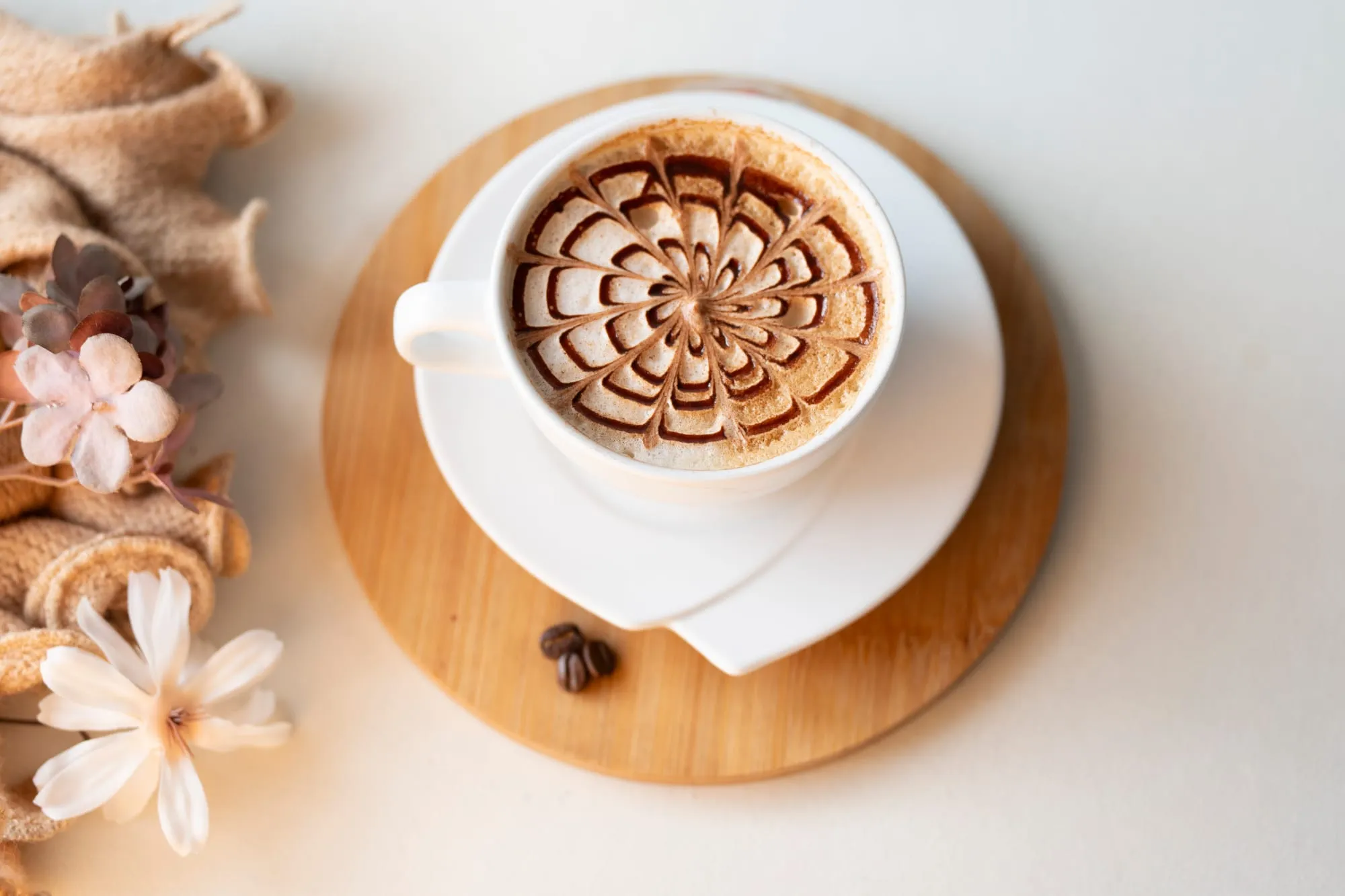 Cappuccino de especialidad con arte en la espuma en Tamarinda, La Carolina