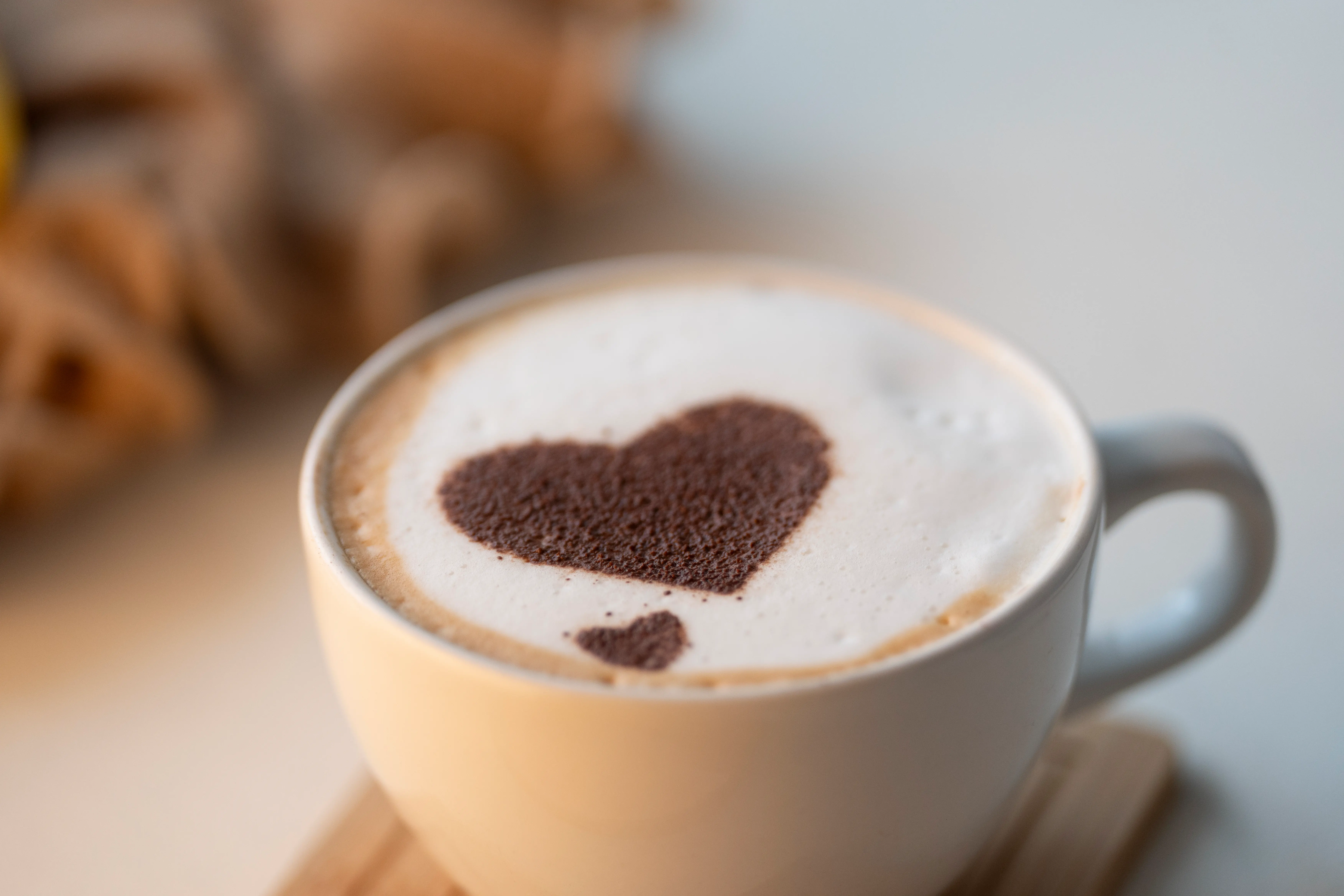 Cappuccino con arte latte en forma de corazón en La Carolina, Quito