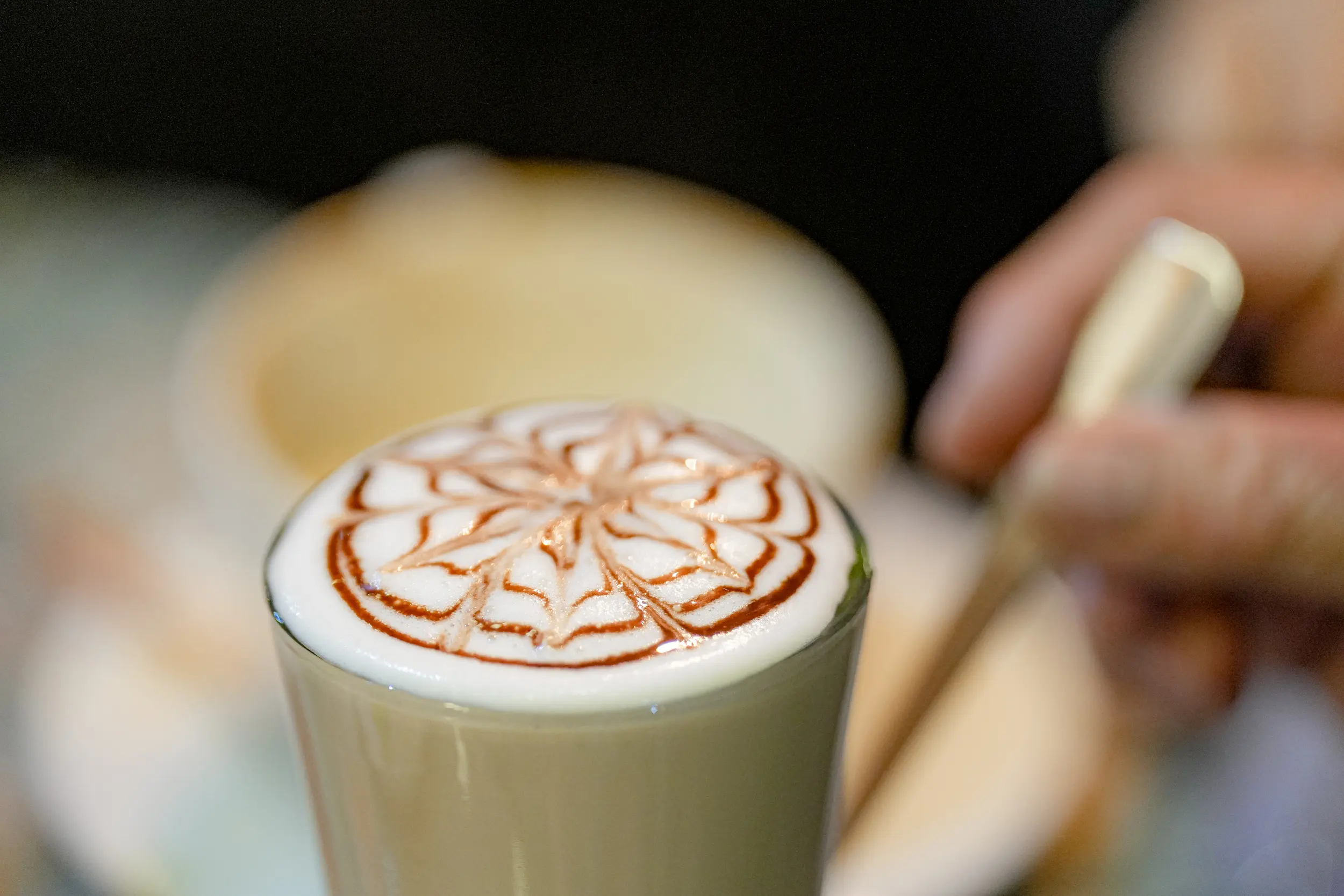 Cappuccino con arte latte en Tamarinda, La Carolina