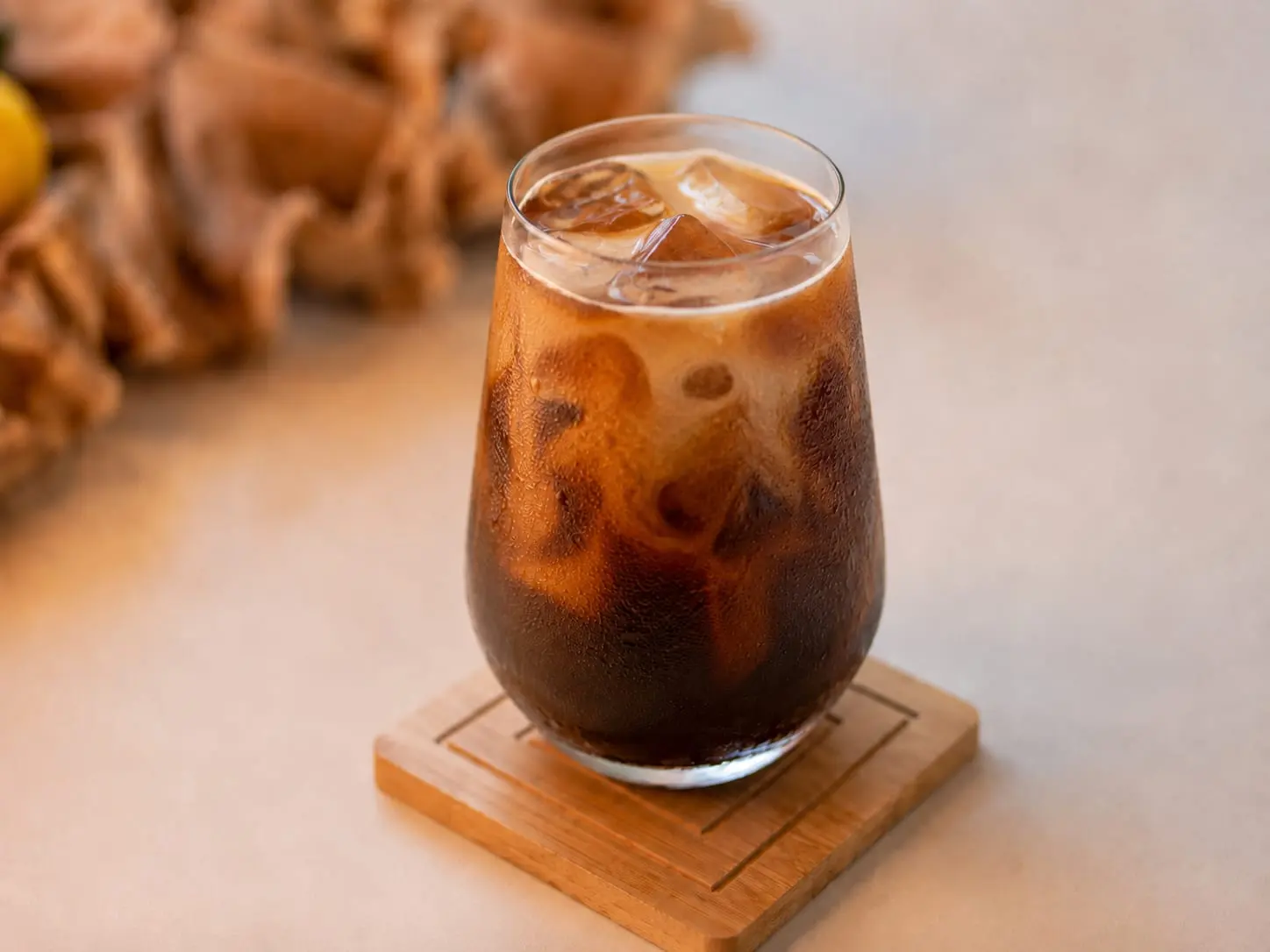 Cold brew de café de especialidad servido sobre hielo en La Carolina, Quito