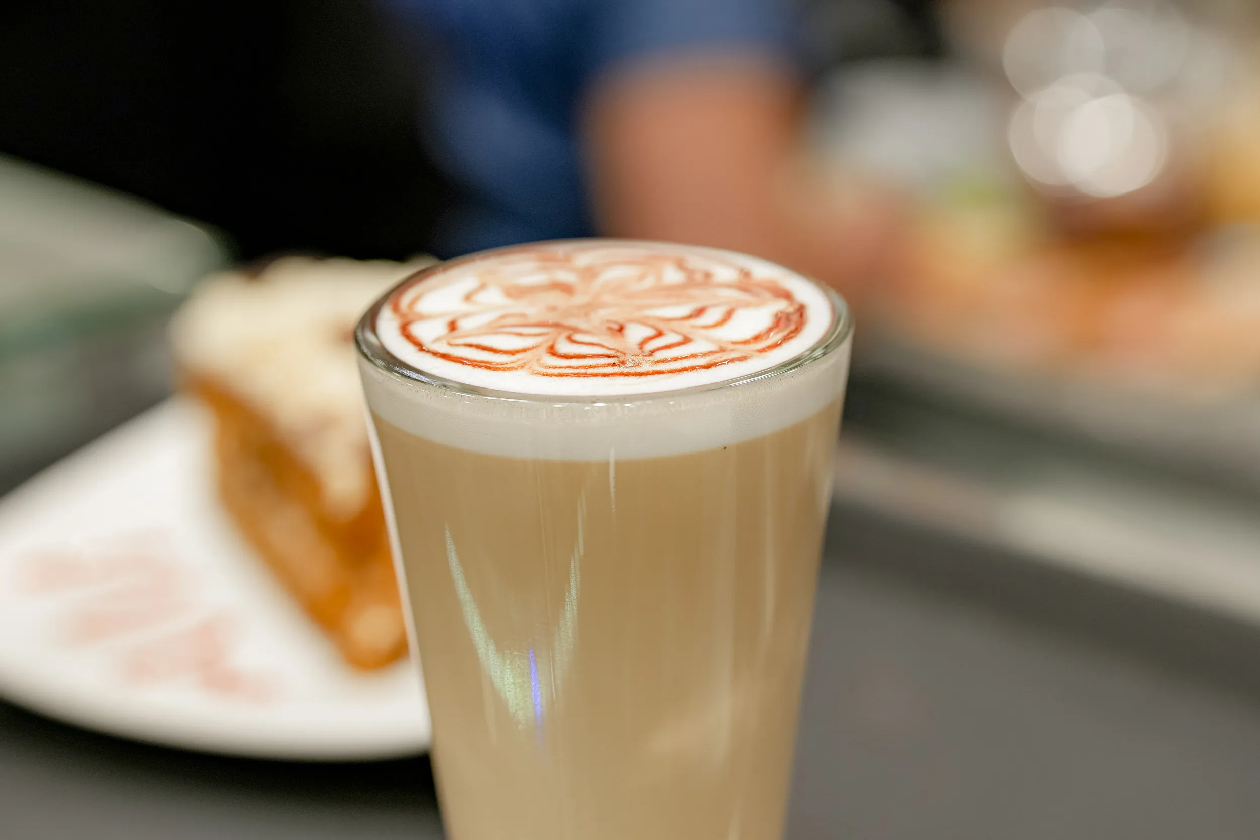 Café de especialidad junto a un postre en Tamarinda, La Carolina, Quito