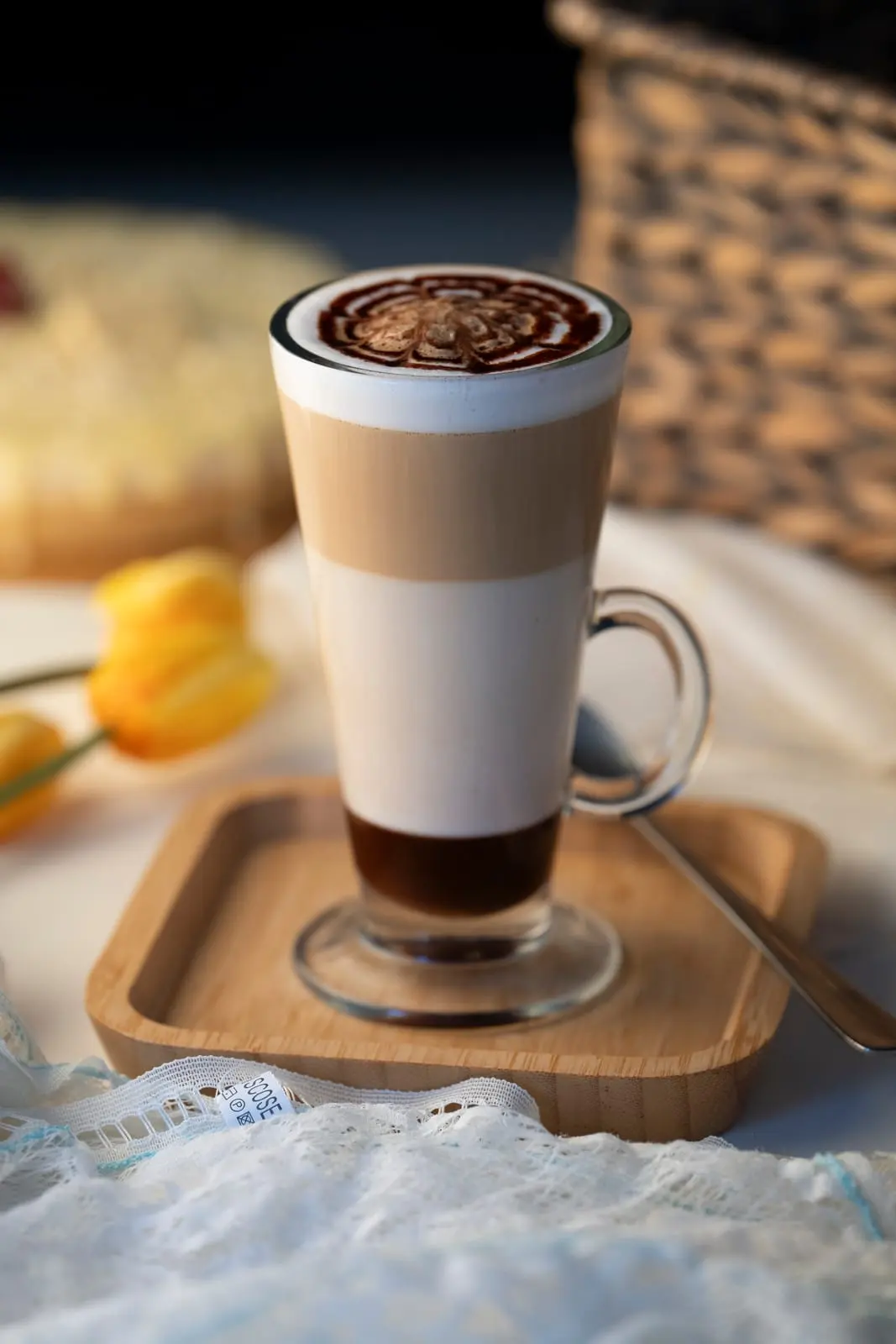 Mocca en vaso alto con espuma y cacao en Tamarinda