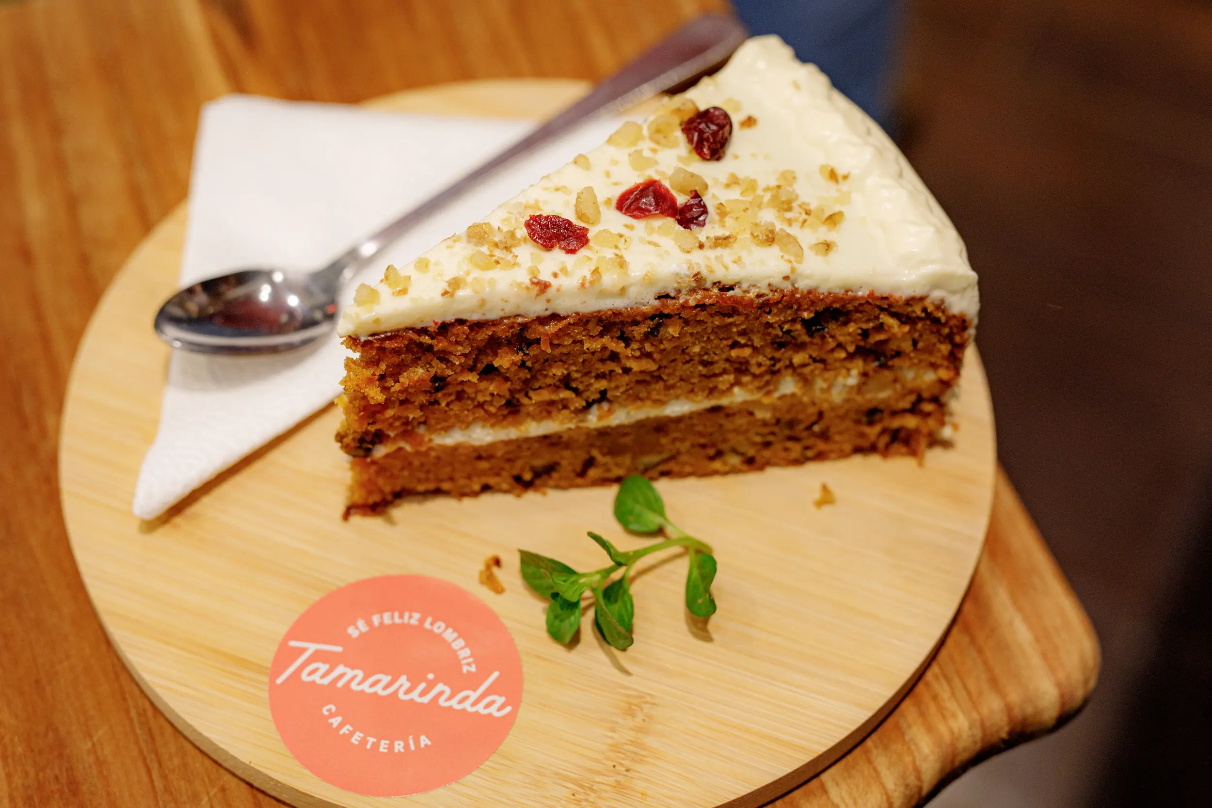 Torta de zanahoria con nueces y café en Tamarinda, La Carolina