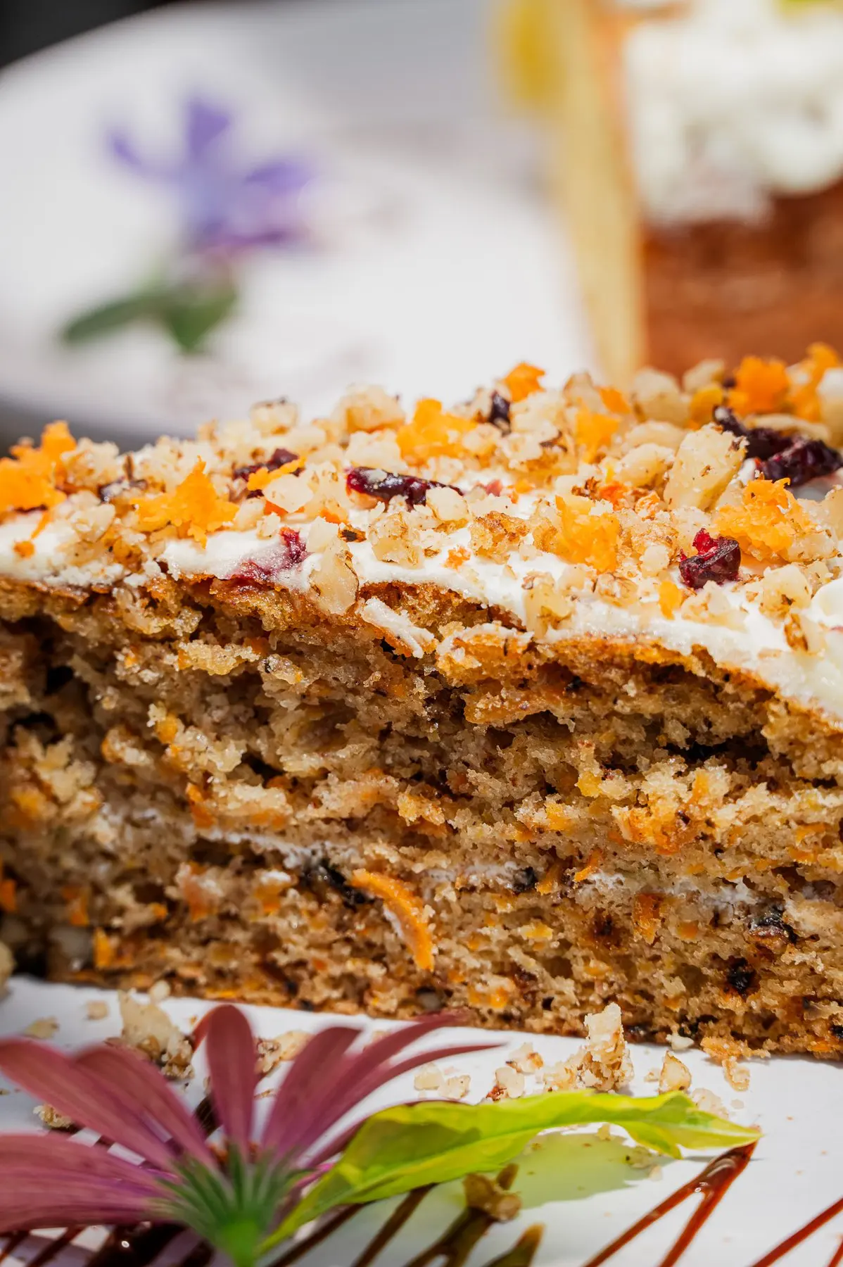 Porción de pastel de zanahoria con nueces y arándanos en Quito