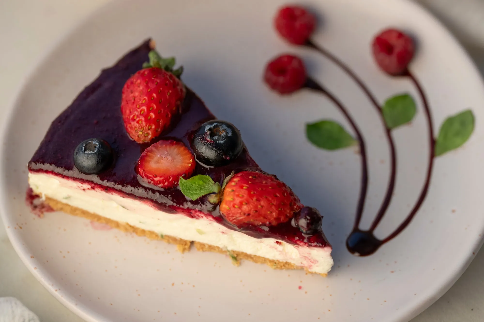 Porción de cheesecake con frutos rojos en Tamarinda, Quito