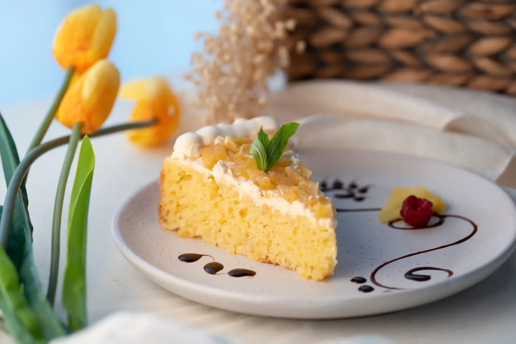 Porción de torta de piña con cubierta cremosa en La Carolina, Quito
