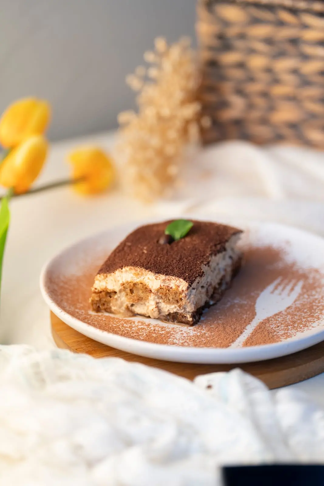 Porción de tiramisú con cacao en Tamarinda, La Carolina