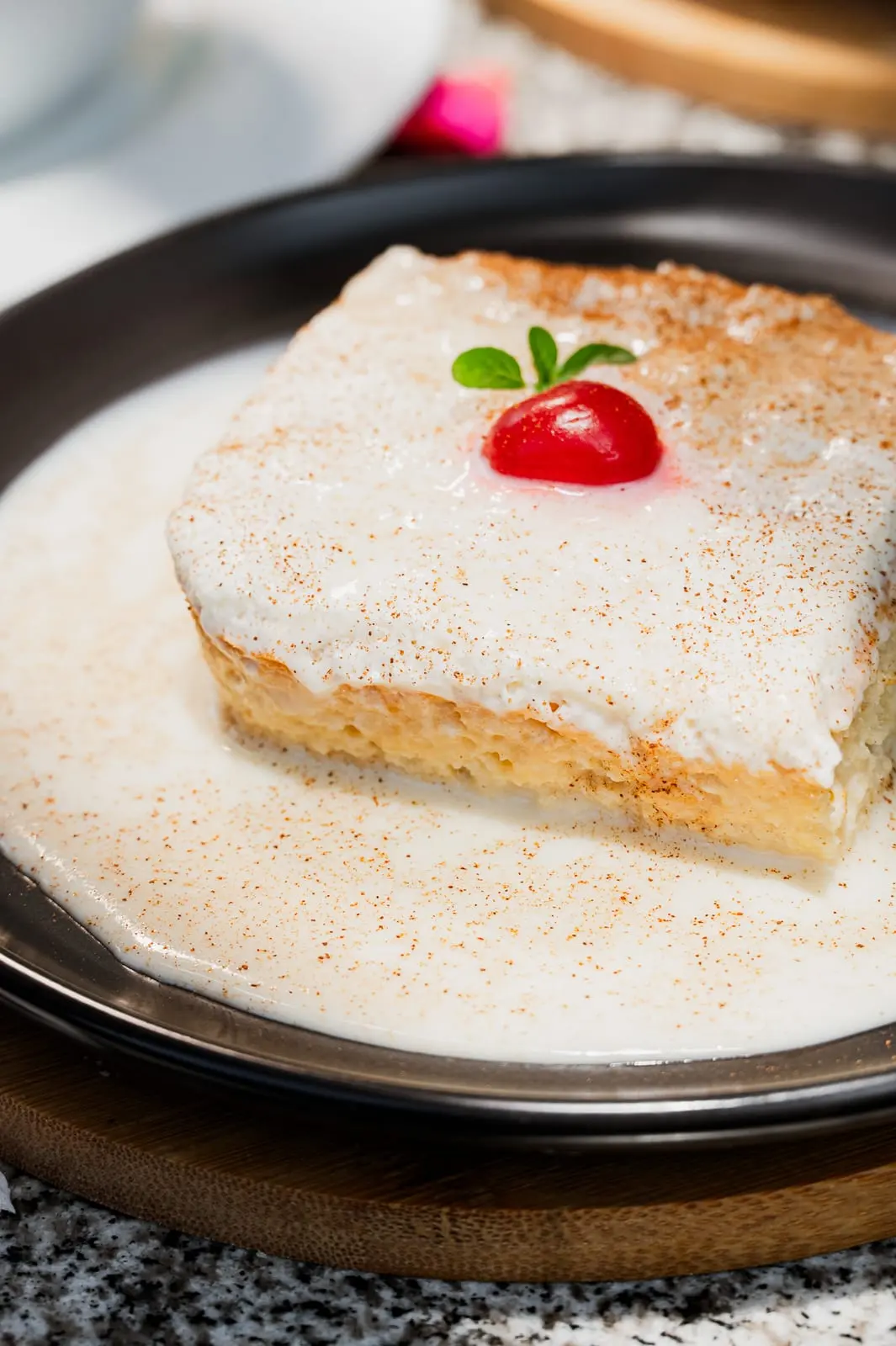 Torta tres leches con cereza en Tamarinda, Quito