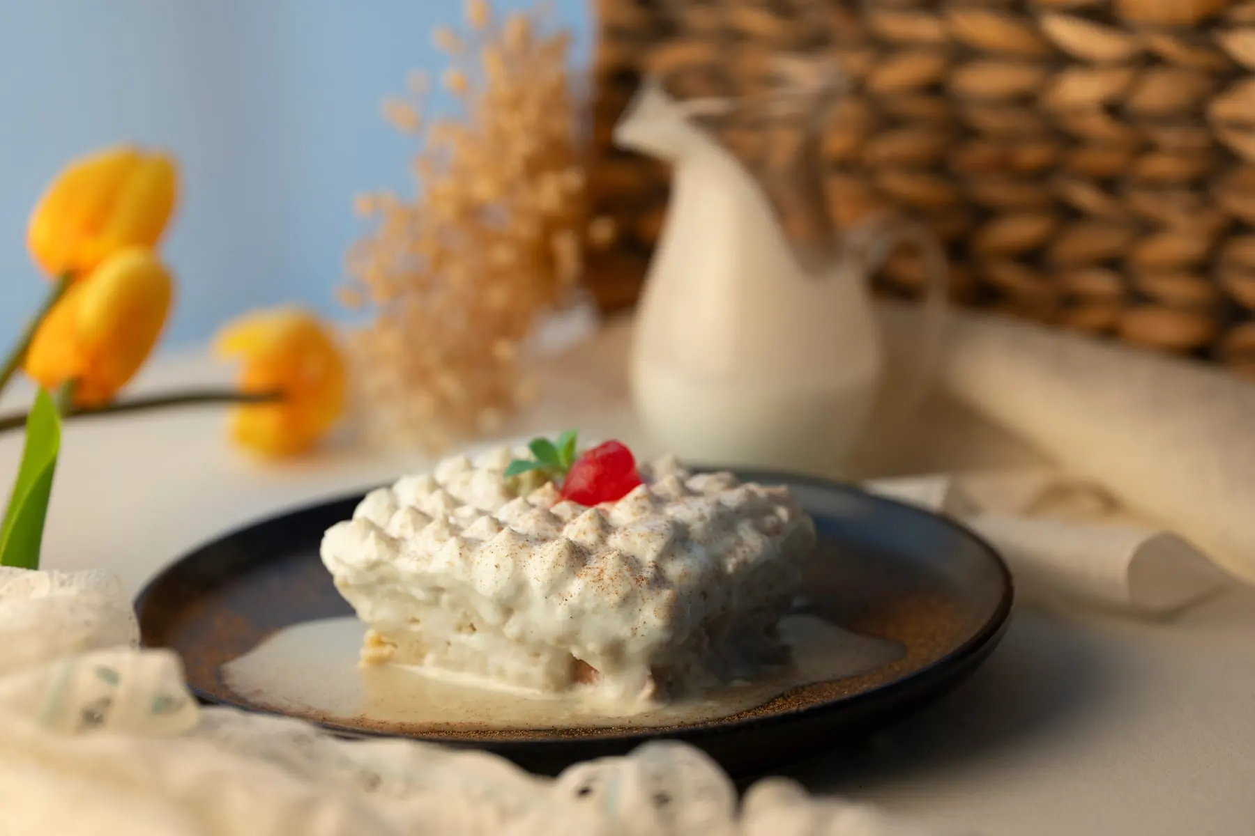 Postre Tres Leches cremoso acompañado de bebida en Quito