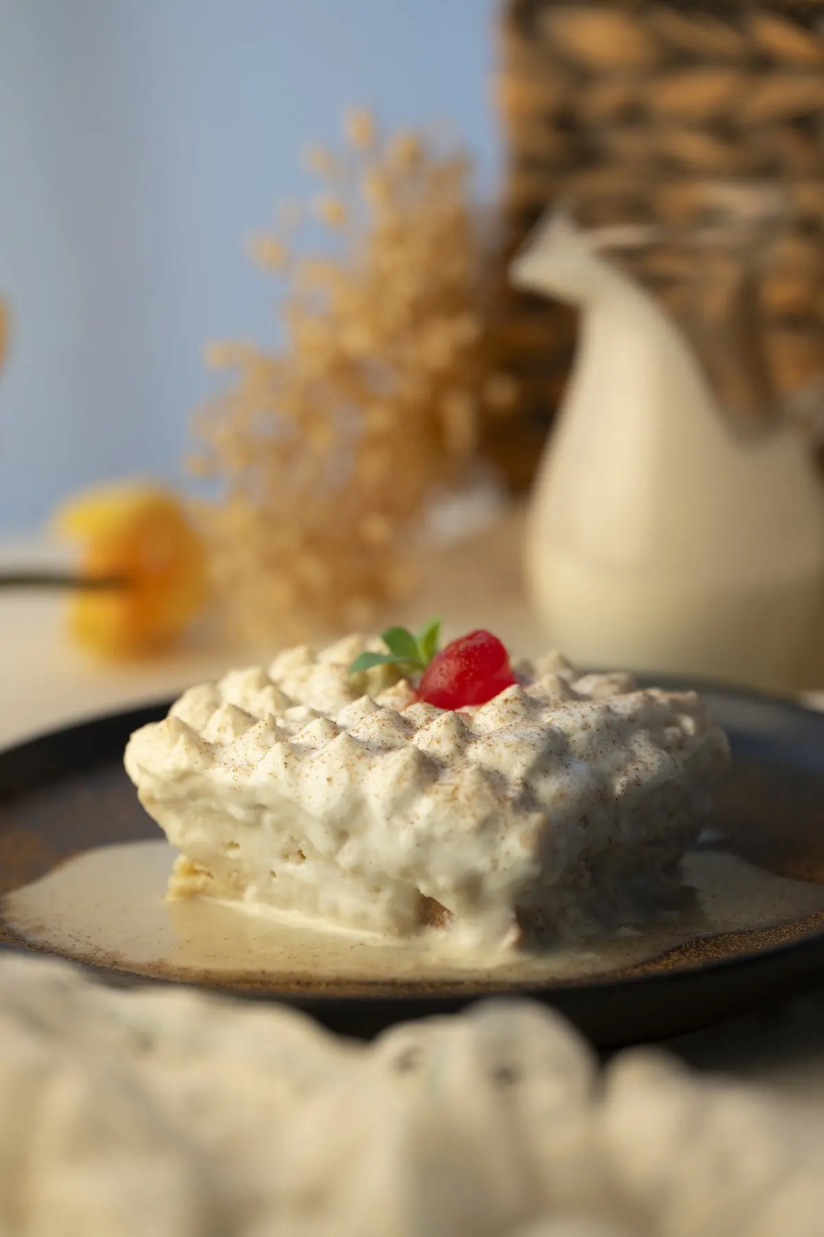 Porción de tres leches con cubierta cremosa en Quito