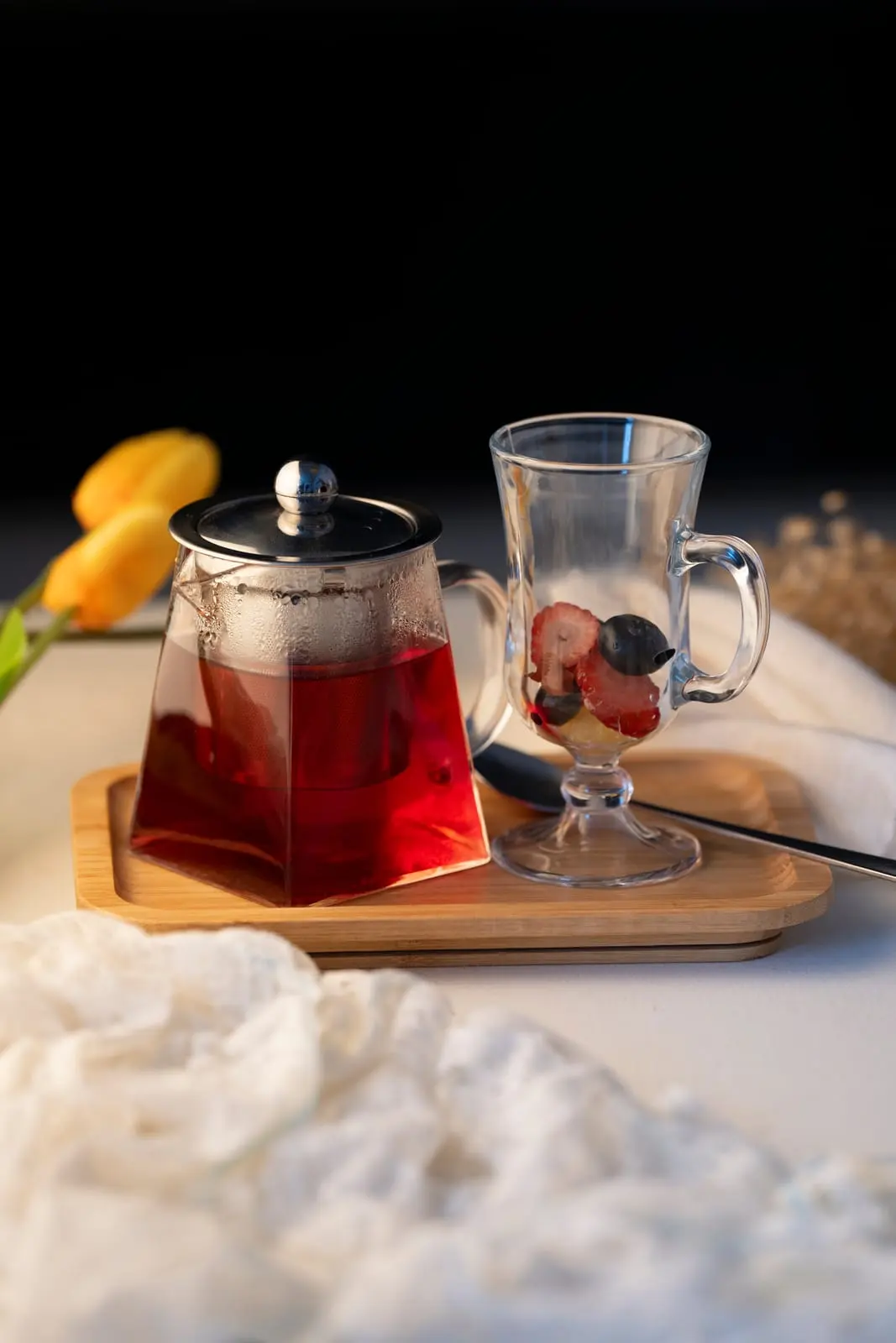 Té de frutos rojos servido en tetera en Tamarinda