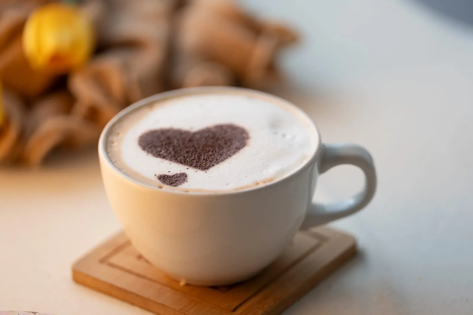 Chocolate caliente con corazón de cacao en Tamarinda, Quito