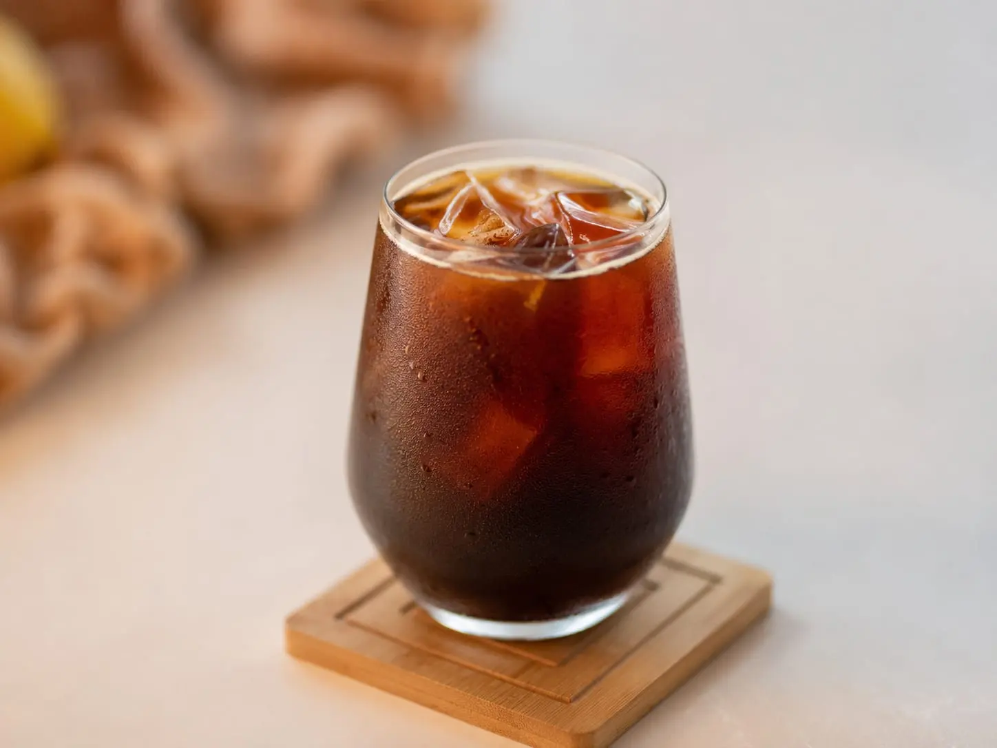 Iced Americano de especialidad servido con hielo en Quito