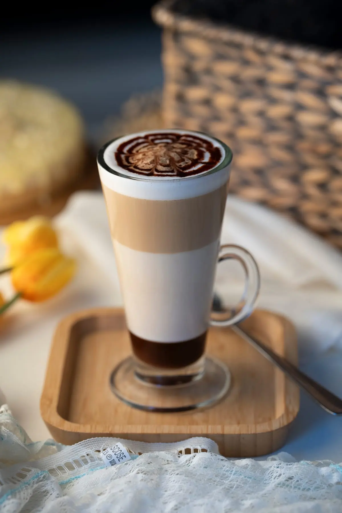 Mocca de especialidad con café, chocolate y leche cremosa en La Carolina, Quito