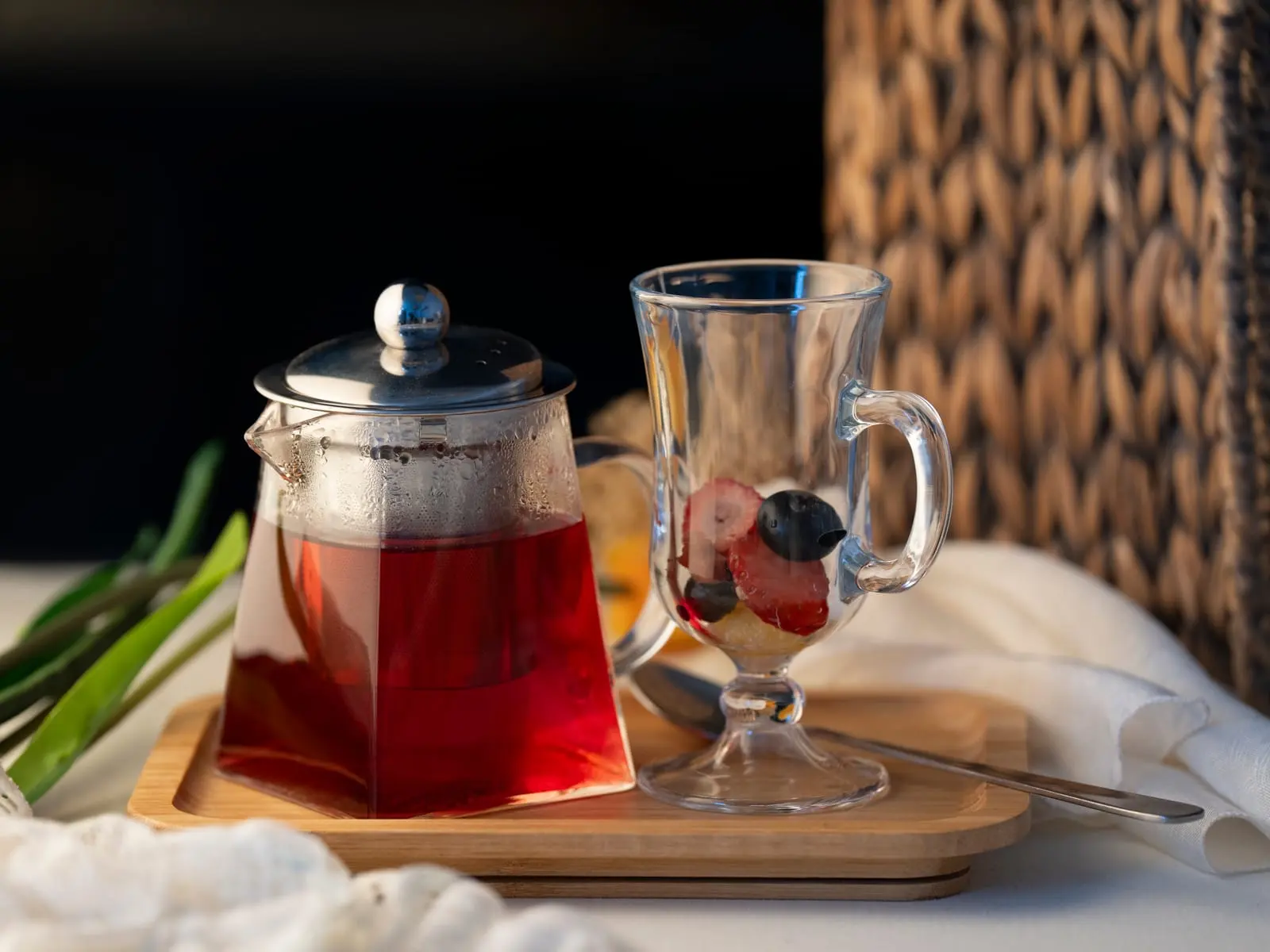 Té gourmet frutal servido en tetera de vidrio con frutos rojos en La Carolina, Quito