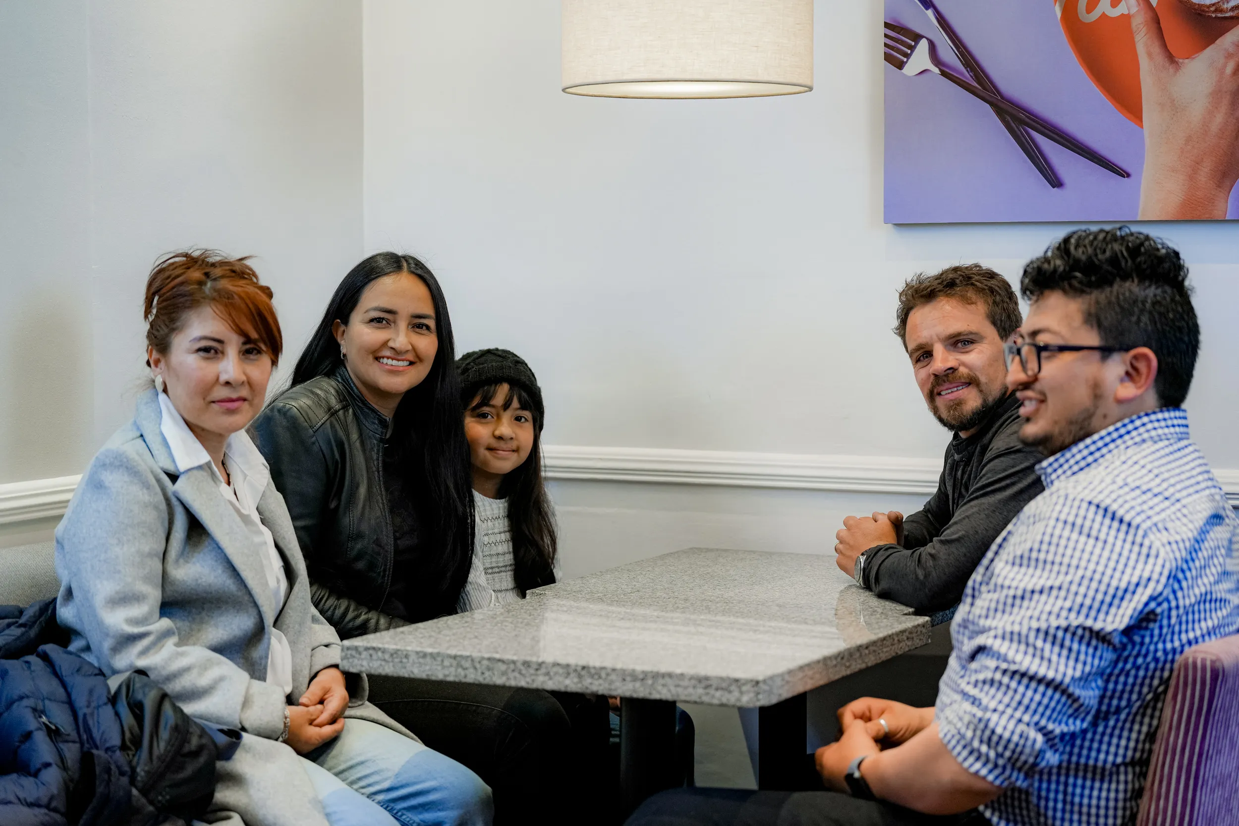 Invitados compartiendo mesa en un evento dentro de Tamarinda