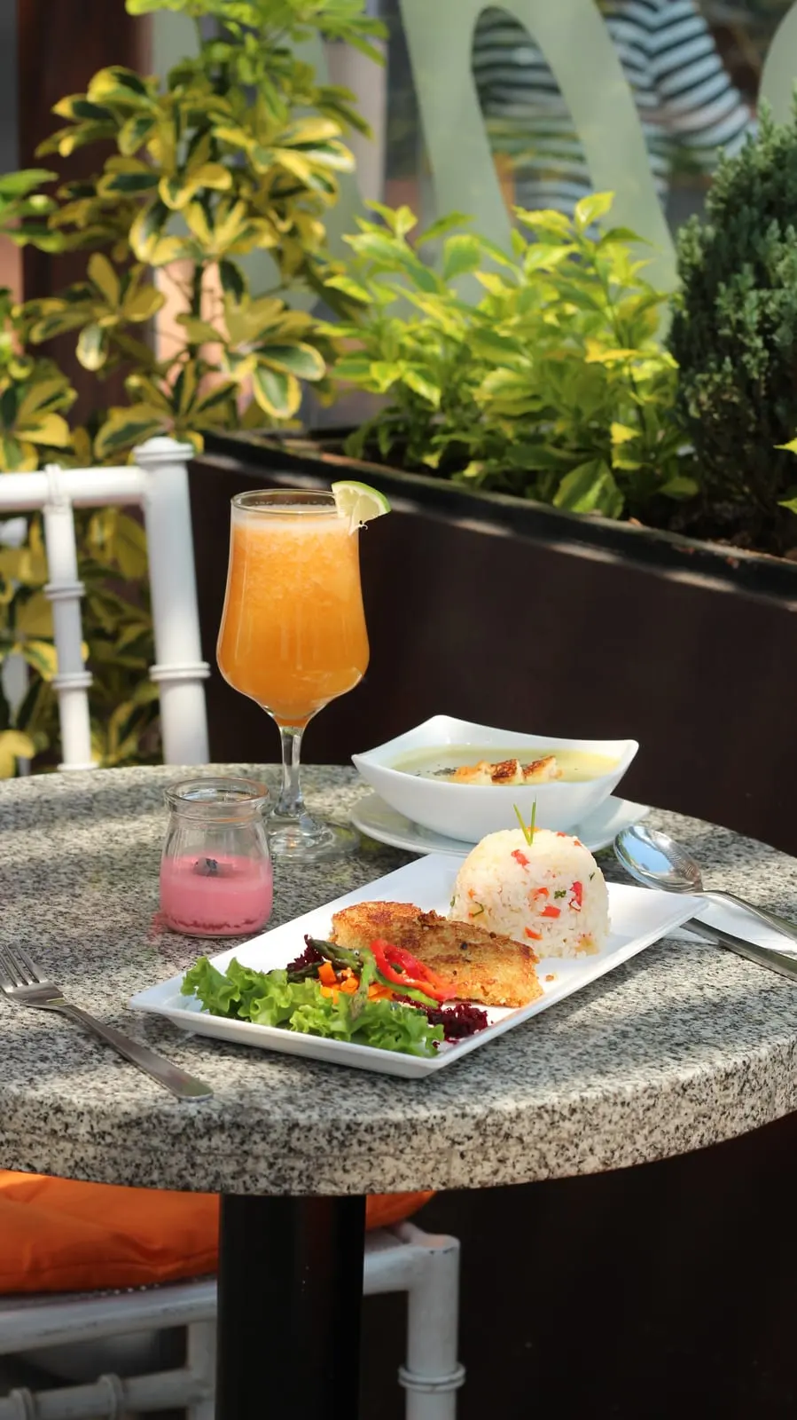 Almuerzo completo con sopa, plato fuerte, jugo y postre en Tamarinda