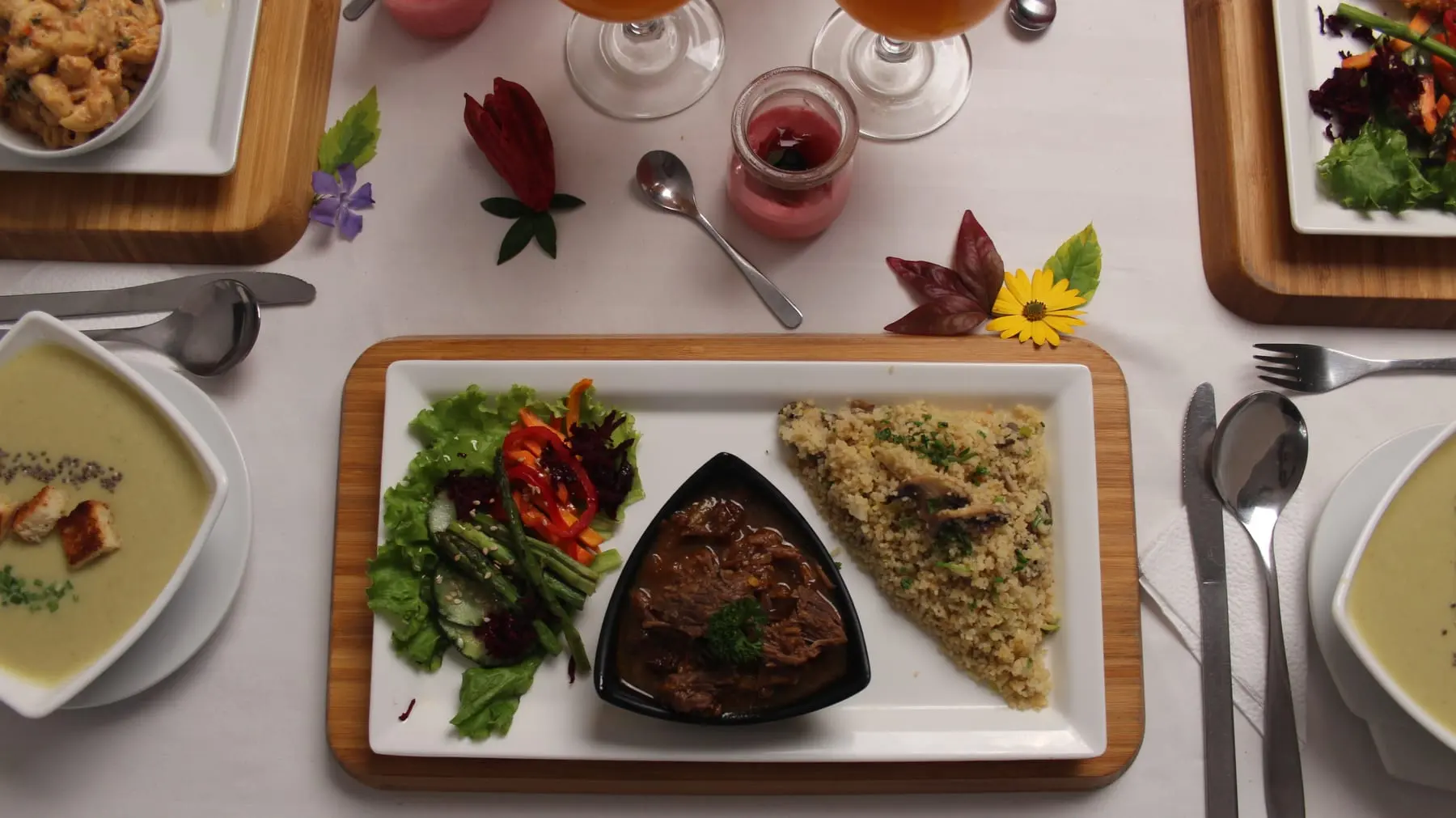 Almuerzo del día con sopa, plato fuerte, bebida y postre en Quito