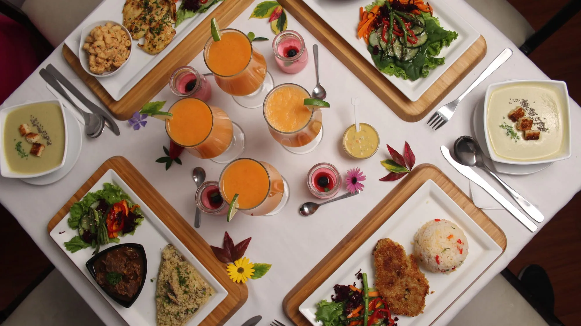 Mesa servida con almuerzos completos y jugos naturales en Tamarinda, La Carolina