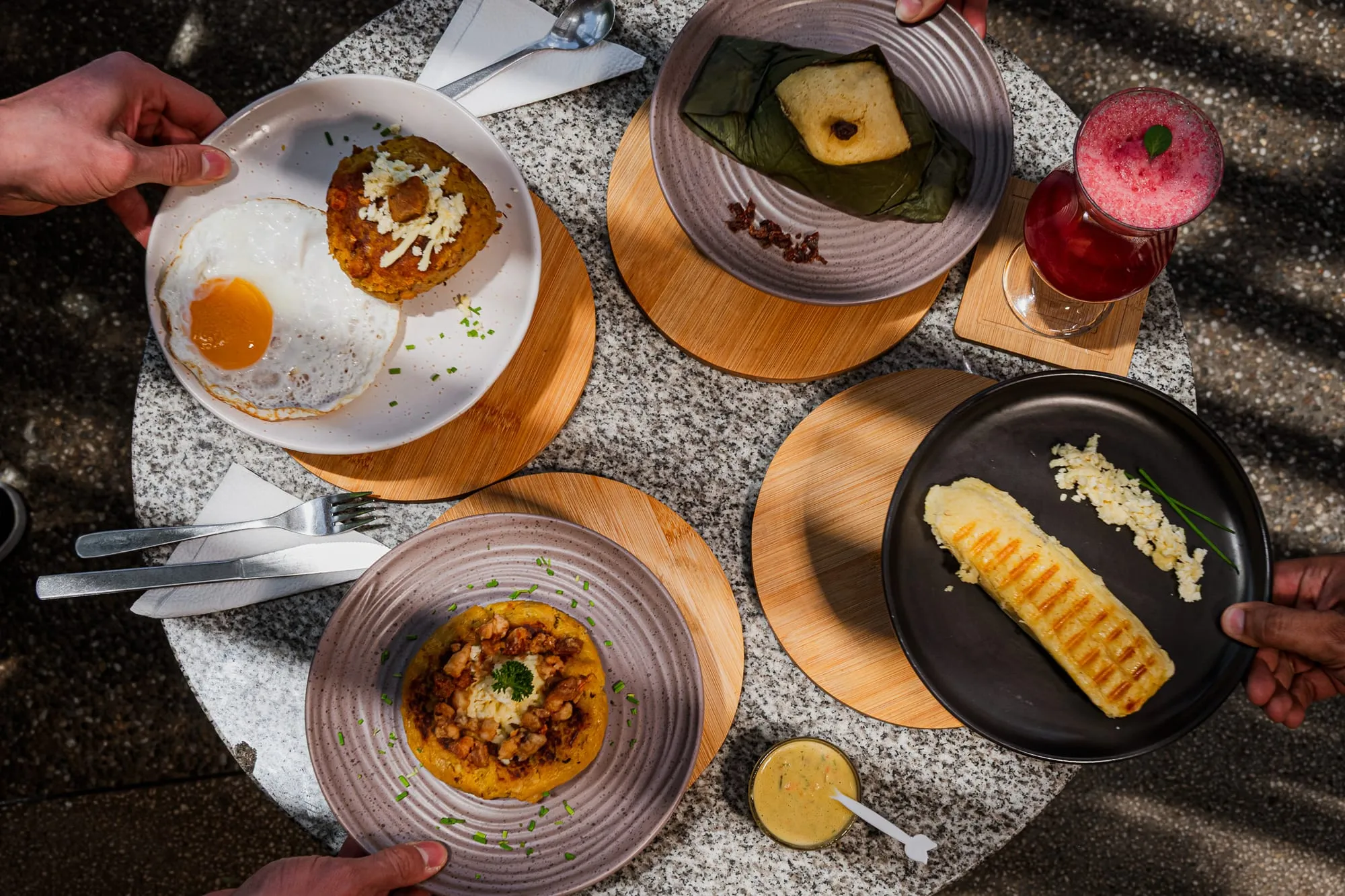 Mesa con desayunos ecuatorianos y café en Tamarinda, La Carolina