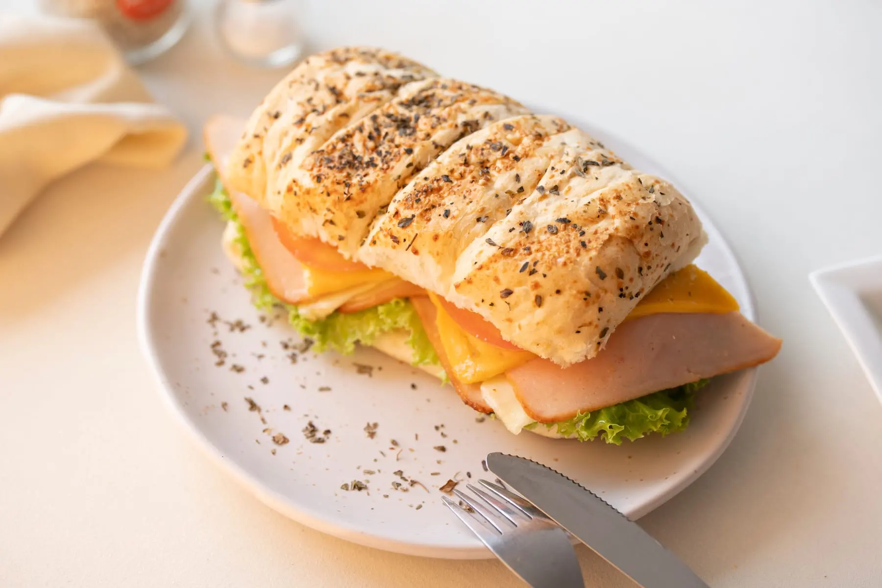 Sandwich Club House con jamón de pavo, queso y vegetales frescos en La Carolina, Quito