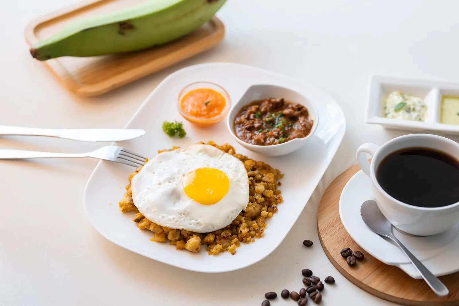Majado de verde con huevo frito y café en Tamarinda, Quito