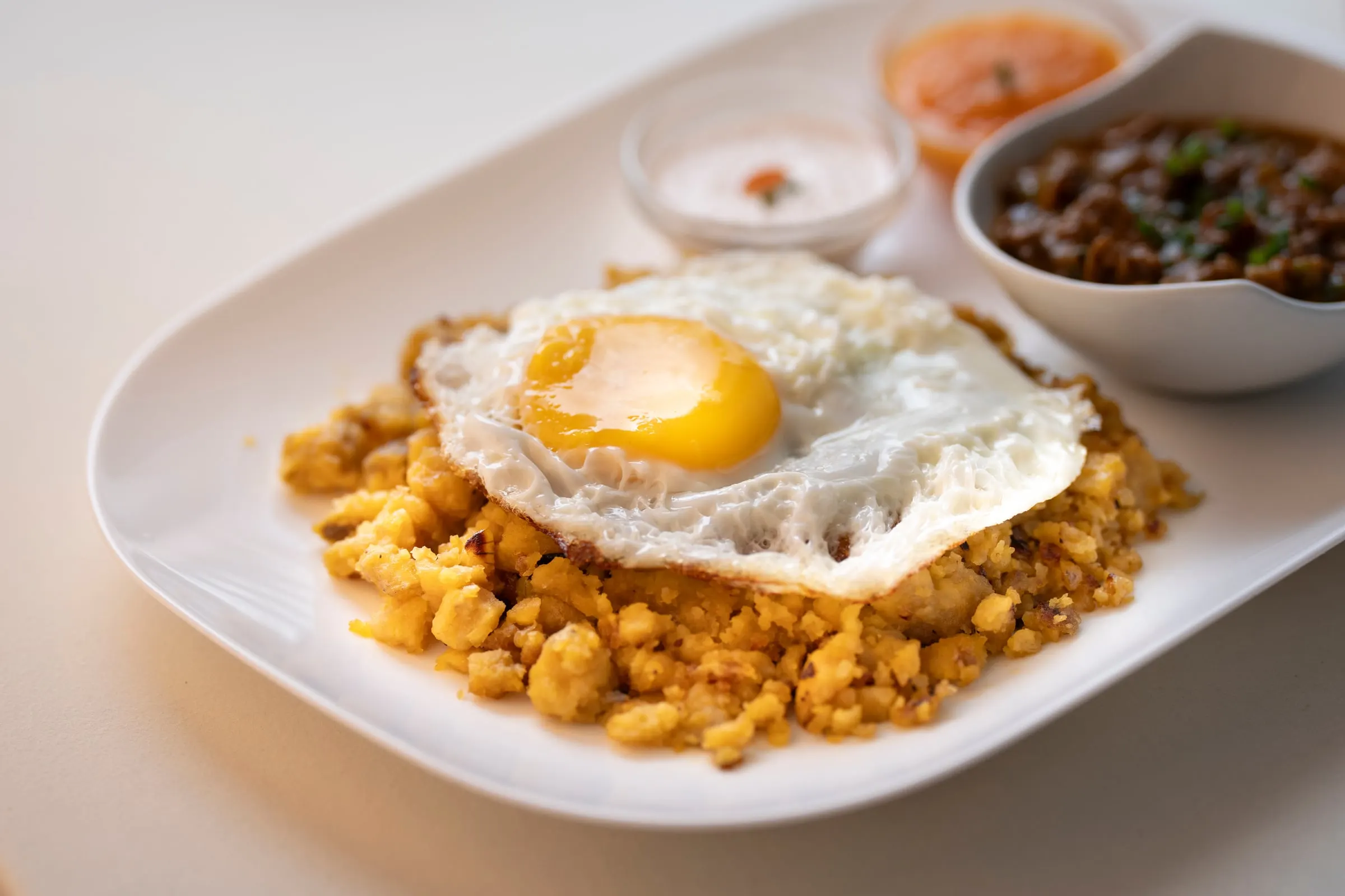 Majado de verde con huevo frito, plato estrella de los desayunos de Tamarinda en La Carolina, Quito