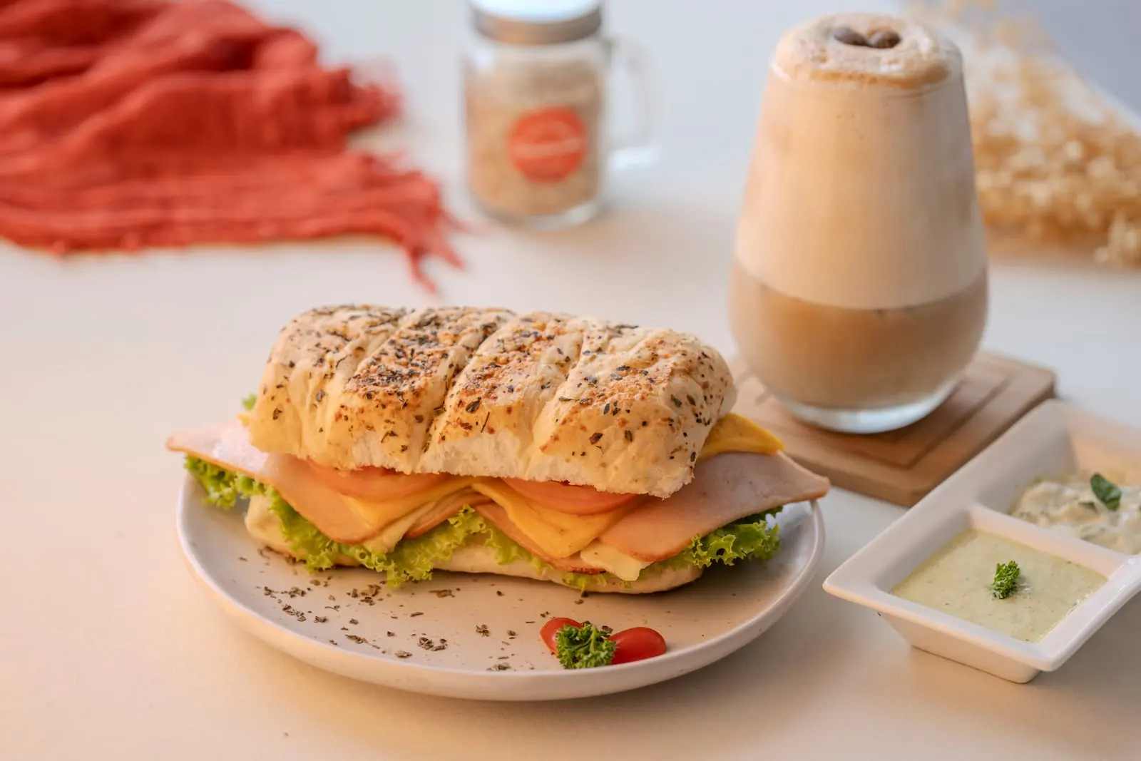 Sándwich artesanal de jamón y queso con latte en Tamarinda