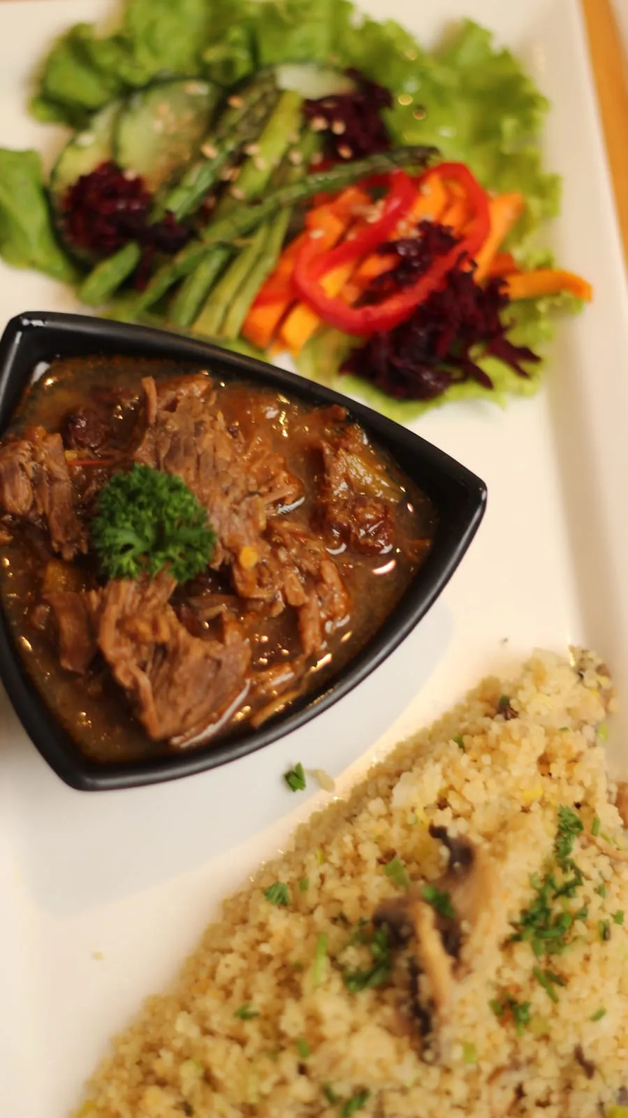 Seco de carne con quinua del almuerzo del día en Tamarinda, Quito