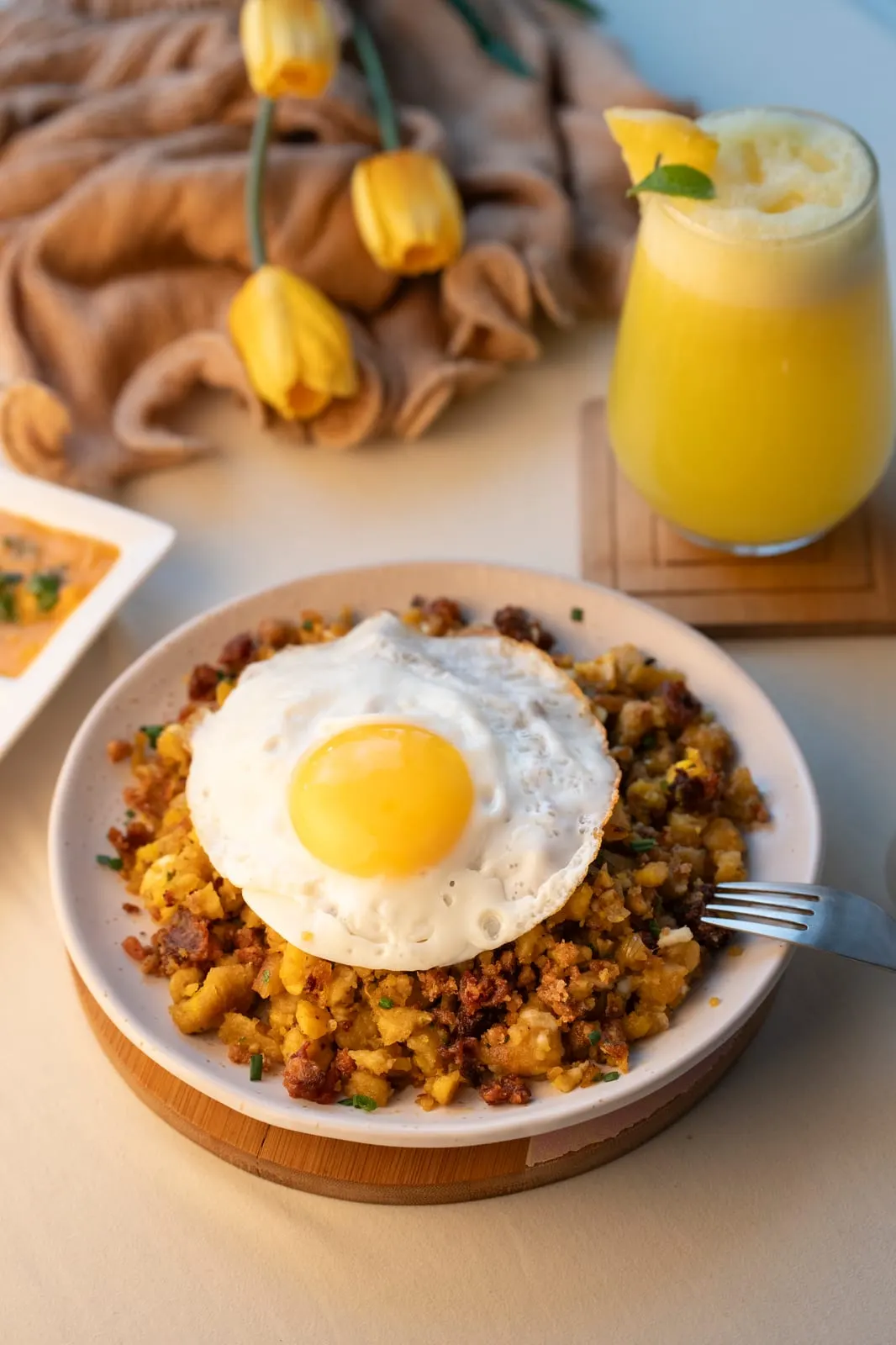Tigrillo con chicharrón y huevo frito con jugo natural en La Carolina, Quito