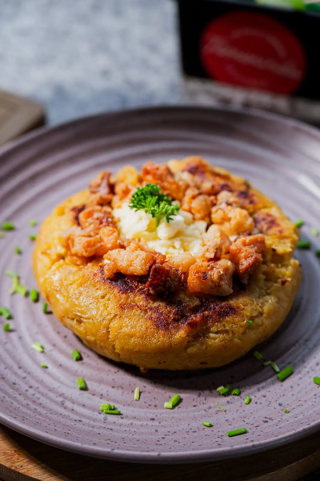Tortilla de maduro mixta con queso y chicharrón en Tamarinda