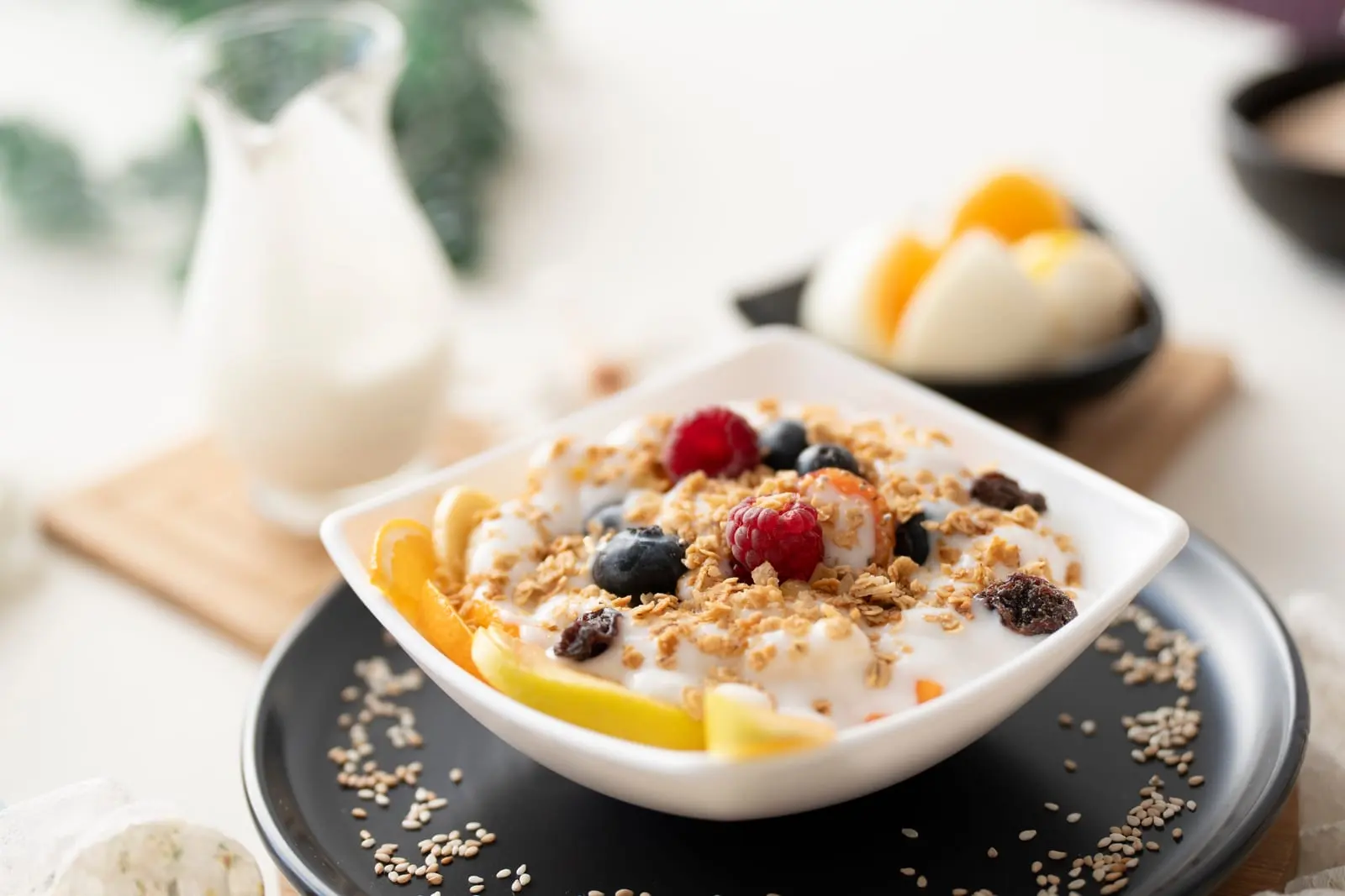 Bowl de fruta con yogurt y granola en Tamarinda, Quito