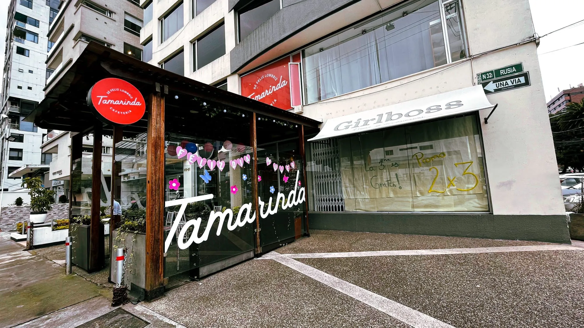 Fachada y terraza de Tamarinda en la calle Rusia, La Carolina, Quito